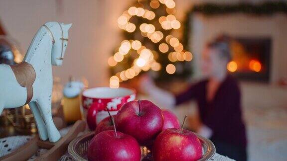 家里桌子上的玩具马旁边的新鲜苹果