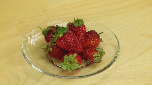 玻璃盘子里的新鲜草莓