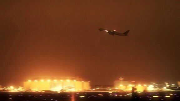一架喷气式客机在洛杉矶机场起飞(夜间)
