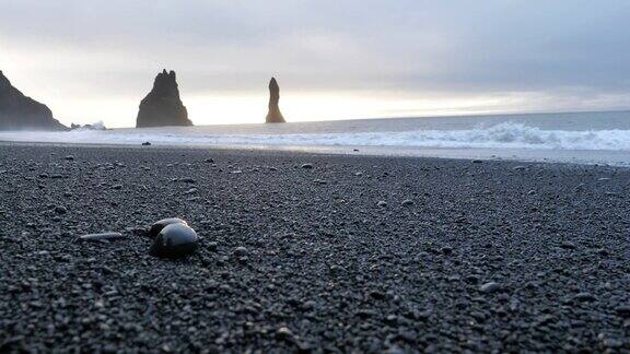 冰岛海滩与黑色的沙子
