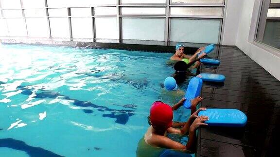 游泳教练教孩子们如何游泳