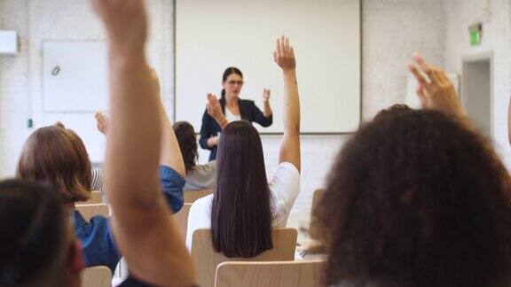 学生在课堂上举手回答问题