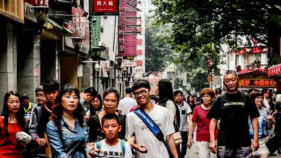 中国广州2014年11月29日:人们在中国广州著名的购物街北京路漫步