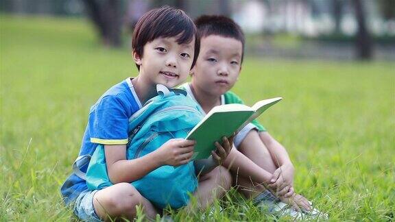 坐在草地上看书的孩子们