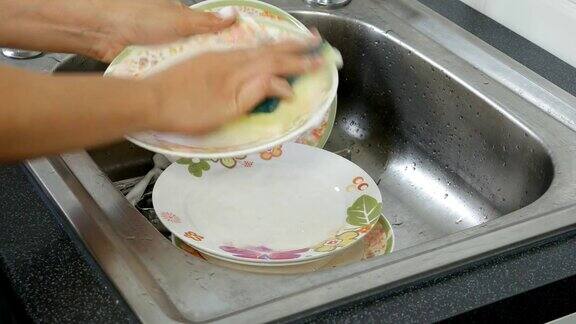 用流动的水从水槽中冲洗盘子