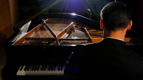 摄影拍摄的男性钢琴独奏演奏
