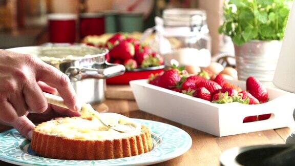 准备自制草莓蛋糕布丁和新鲜草莓