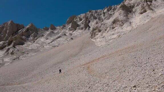 一位女登山者正走向一座山的顶峰