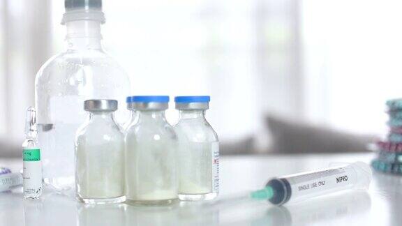 注射疫苗注射器与小瓶医疗近在白色背景