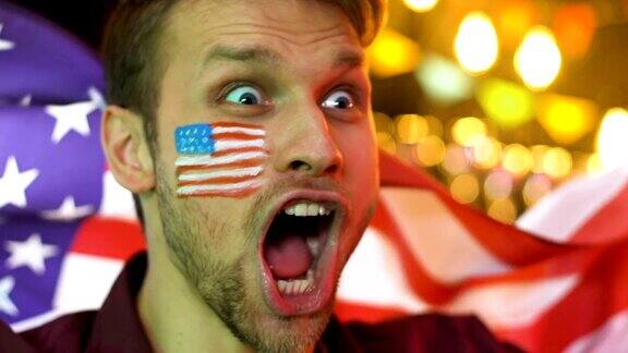 快乐的美国人挥舞着国旗庆祝国家足球队的胜利