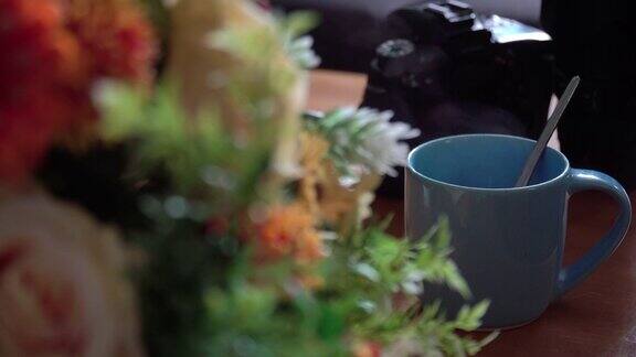 热咖啡加烟木桌是加工新鲜咖啡的最佳材料咖啡杯在室内咖啡馆背景自由空间的文字工业食品饮料背景概念