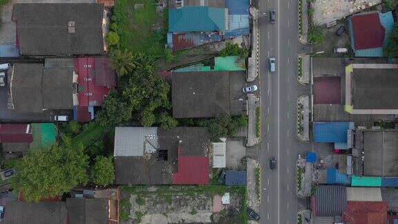 航班飞越吉隆坡城市日落时间交通街道空中俯视图4k马来西亚
