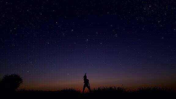 年轻女子在星空下跳舞