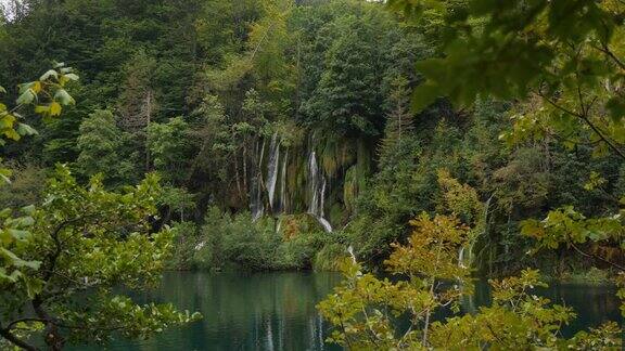 克罗地亚Plitvice湖上的瀑布溪流绿色的森林周围纯净的水
