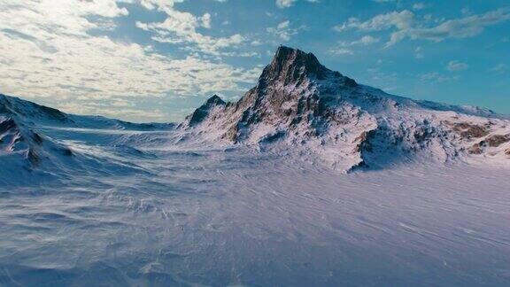 从鸟瞰湖附近山脉的冬季三维效果图非常漂亮