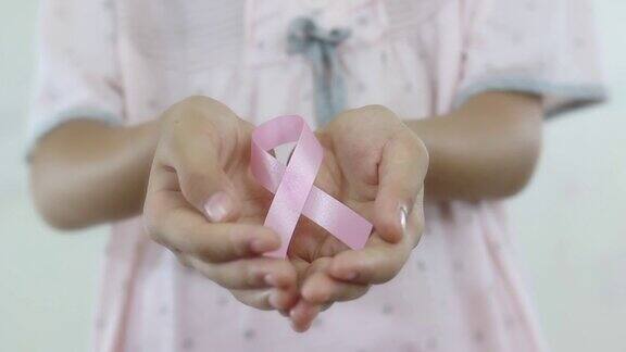 戴粉红丝带的女孩癌症的认识概念