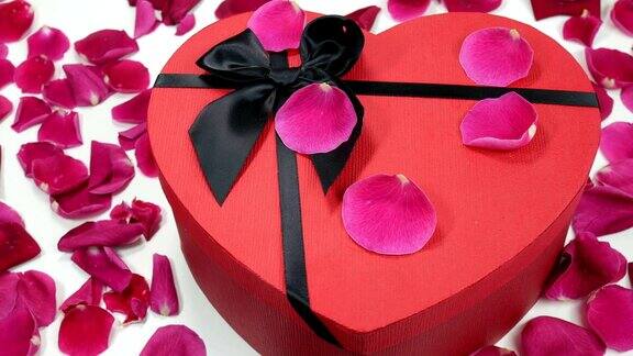 粉色玫瑰花瓣和一份浪漫的情人节礼物