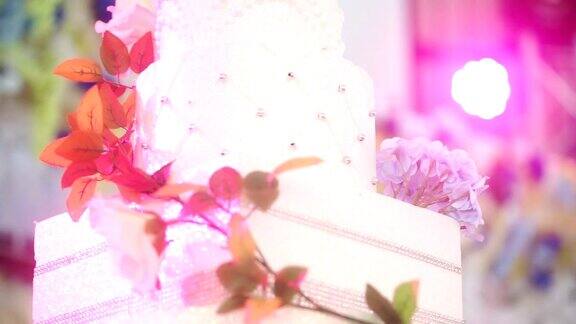 优雅的婚礼蛋糕装饰与鲜花