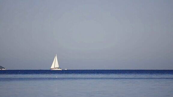 一艘帆船在美丽的加勒比海洋的地平线上和快艇