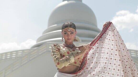 穿着传统印度纱丽的妇女