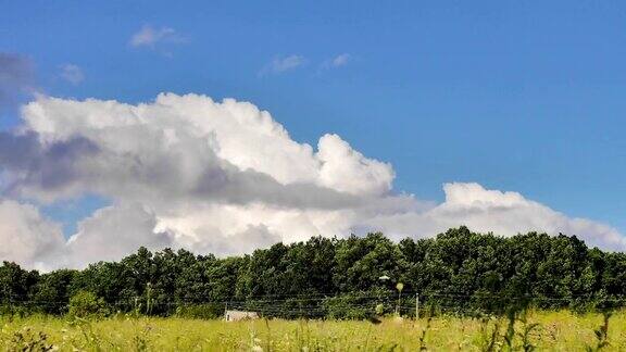 驯服圈云朵漂浮在田野和家的上空