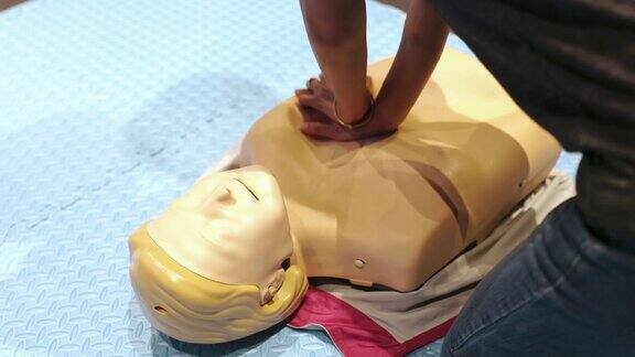 4K慢动作:CPR培训课程演示泵入假人救援紧急情况或医疗保健概念