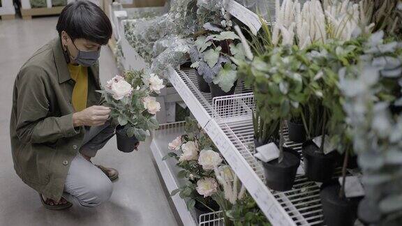 一个男人在商店里买美丽的玫瑰