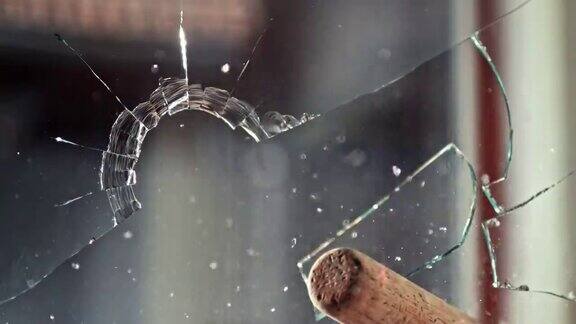 SLOMOLD棒球棒砸碎了玻璃窗