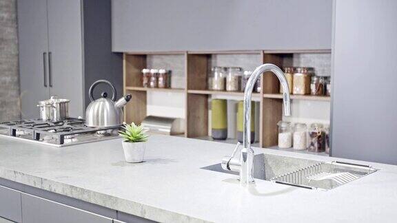 追踪镜头的豪华厨房与灰色现代设计