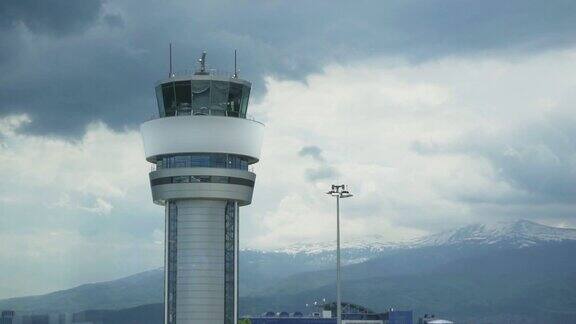 机场控制塔机场塔台已满负荷工作雷达控制塔台与一架飞机划过天空近距离