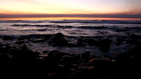 清晨风平浪静的海面