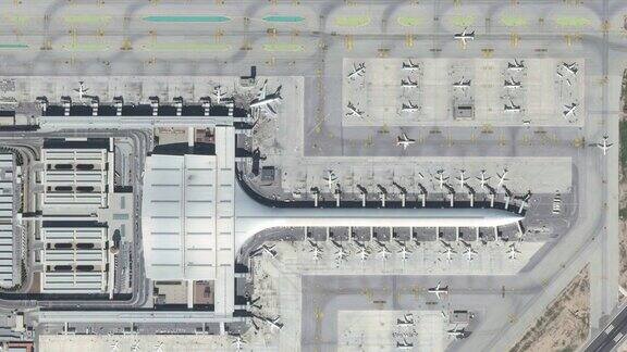 机场鸟瞰图与飞机、候机楼和跑道