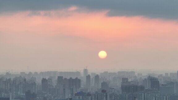 黄昏和橙色晚霞的城市鸟瞰图