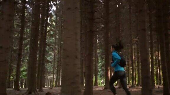 在森林里女越野运动员奔跑着