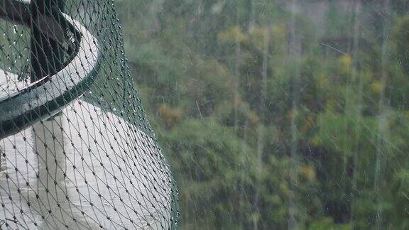 大雨落在公寓的阳台上