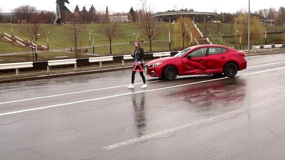 在雨天一个小女孩在她的失事汽车旁设置了一个紧急停车标志