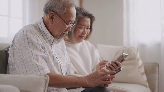 日本老人用智能手机给妻子老年人用科技