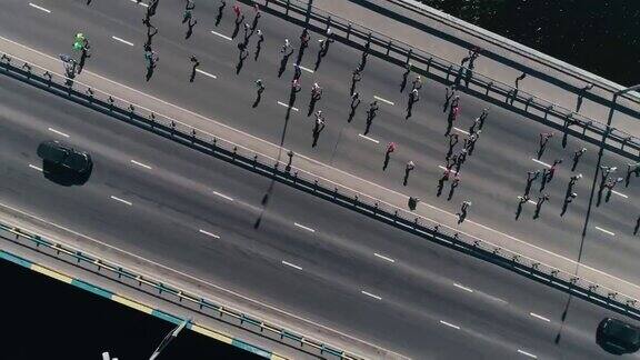 4K无人机镜头在桥上跑马拉松摄像头旋转俯视图