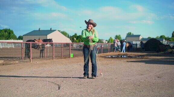 年轻的女牛仔在美国的一个牧场上训练套索