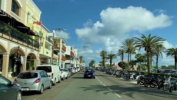 开车穿过百慕大群岛首都汉密尔顿的大街