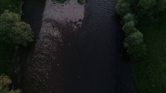 无人机拍摄的尼萨瓦河和附近的郊区