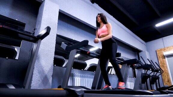 女人在健身房做伸展运动