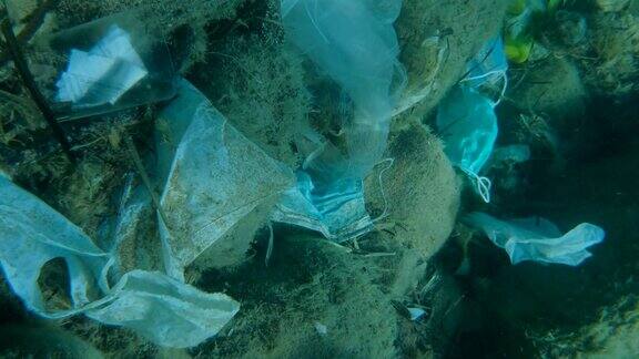 冠状病毒COVID-19加剧了污染废弃的口罩和塑料垃圾一起污染了海底瓶子袋子和其他塑料垃圾在亚得里亚海的海床上