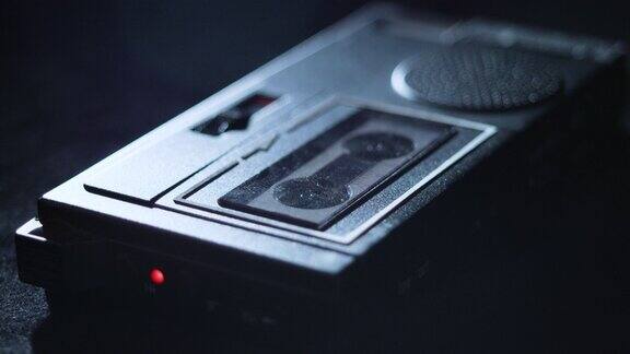 正在插入的微型盒式录音机磁带