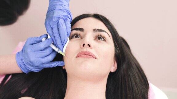 美女正在美容诊所接受面部注射这位美容专家正在填充女性的皱纹