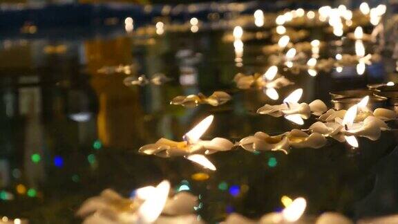 荷花蜡烛浮在水上