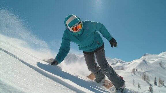 慢动作:女孩滑雪骑在新粉雪在边远山区