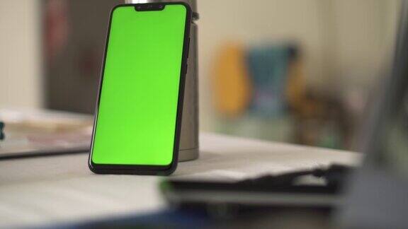 近景手机色度键绿色屏幕智能手机在办公室