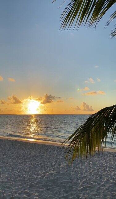 日落时分的热带海滩