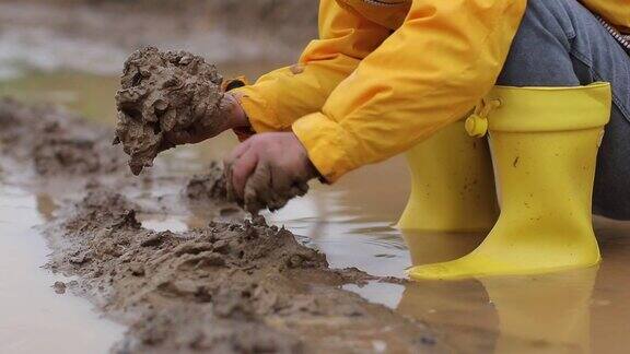 孩子们在浑浊的水里玩泥巴